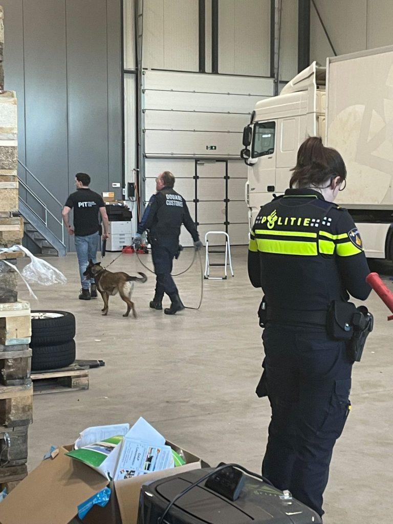 Grote partij vapes en tabak in beslag genomen bij PIT-actie in Peelgemeenten