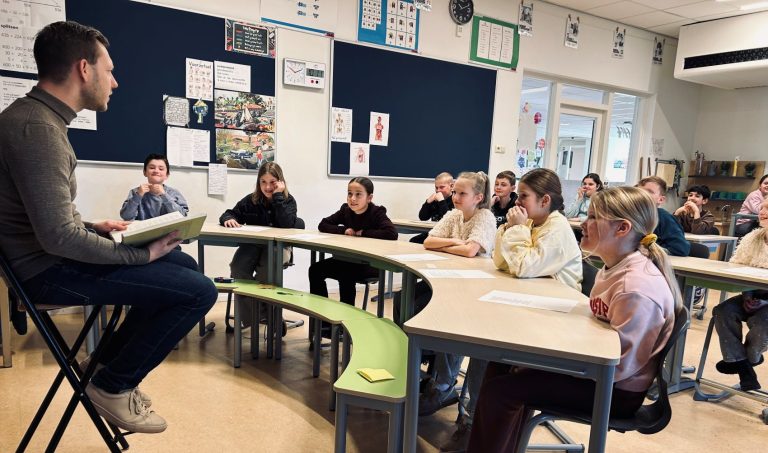 Wethouder Tuerlings bezoekt poëzieles tijdens Week van de Poëzie in Helmond