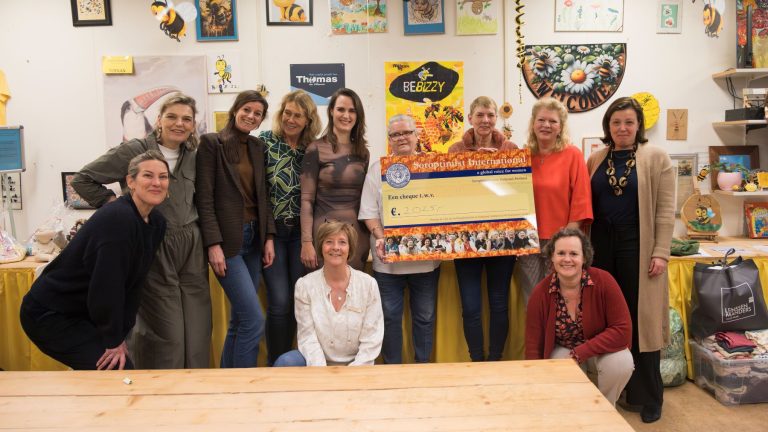 Soroptimistclub Helmond-Peelland overhandigt cheque aan BeBizzy voor BabyStart
