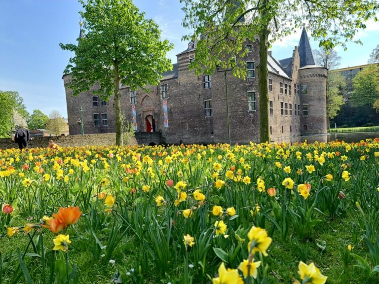 Kasteel Helmond bloeit volop tijdens de meivakantie