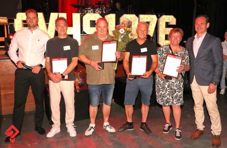 Vrijwilligerspenning voor vier vrijwilligers van Supportersvereniging Helmond Sport