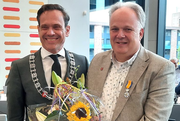 Koninklijke onderscheiding voor 2 personen in de gemeenteraad van Helmond