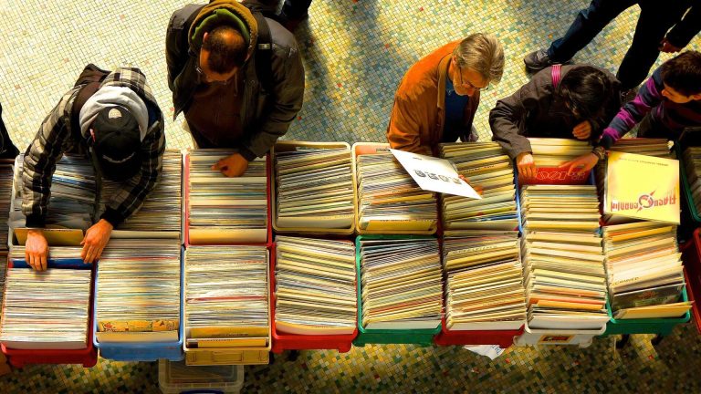 platenbeurs vol met bakken aan vette LP’s en CD’s