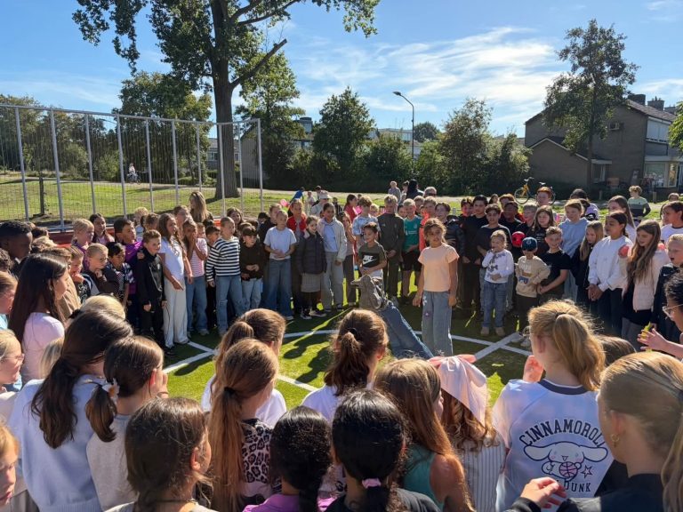 Feestelijke opening sportveld aan het Sjef de Kimpepad